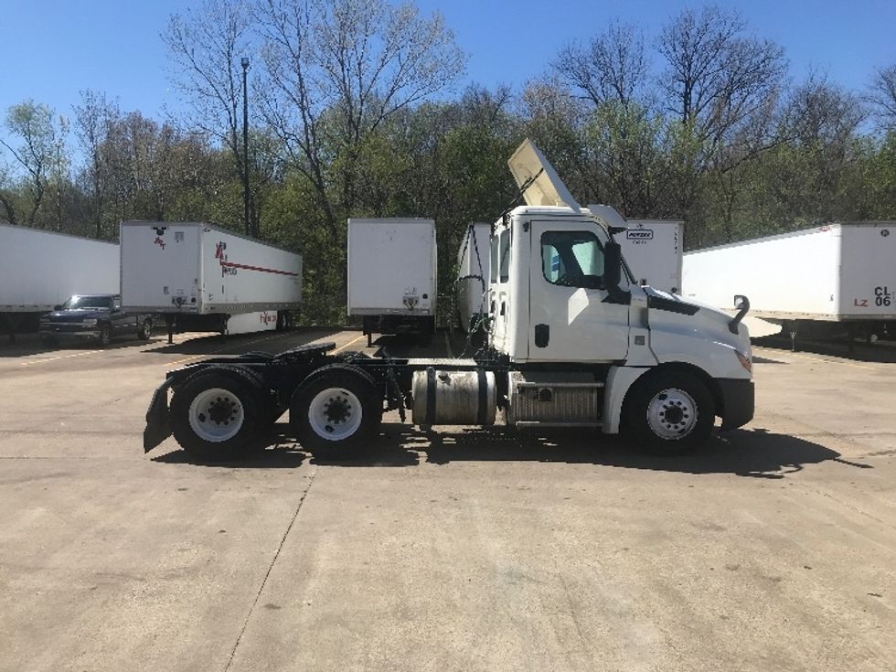 Day Cab Tractor-Heavy Duty Tractors-Freightliner-2019-T12664ST-Memphis-TN-300,073\n\t\tmiles-$ 62,250 - Image 8