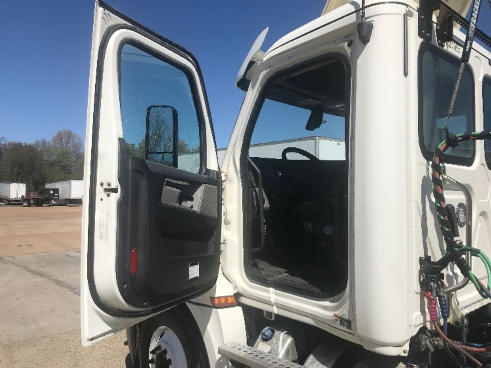 Day Cab Tractor-Heavy Duty Tractors-Freightliner-2019-T12664ST-Memphis-TN-300,073\n\t\tmiles-$ 62,250 - Image 9