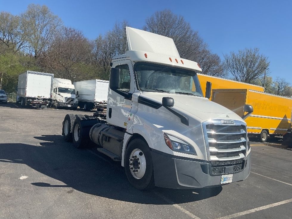 Day Cab Tractor-Heavy Duty Tractors-Freightliner-2019-T12664ST-Memphis-TN-305,821\n\t\tmiles-$ 62,000 - Image 1