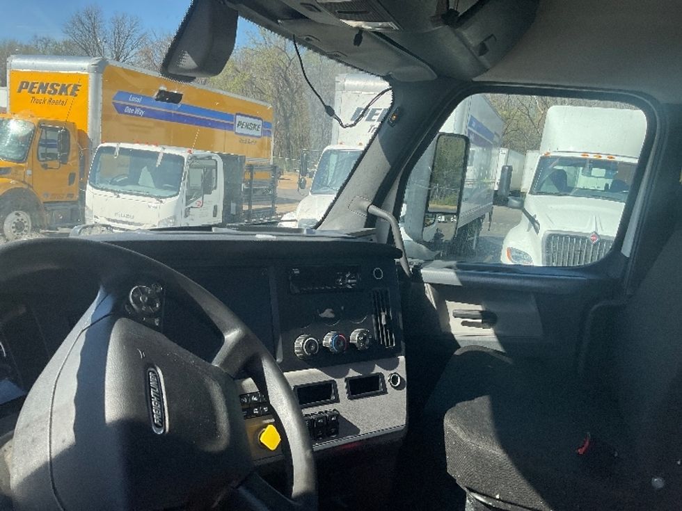 Day Cab Tractor-Heavy Duty Tractors-Freightliner-2019-T12664ST-Memphis-TN-305,821\n\t\tmiles-$ 62,000 - Image 10