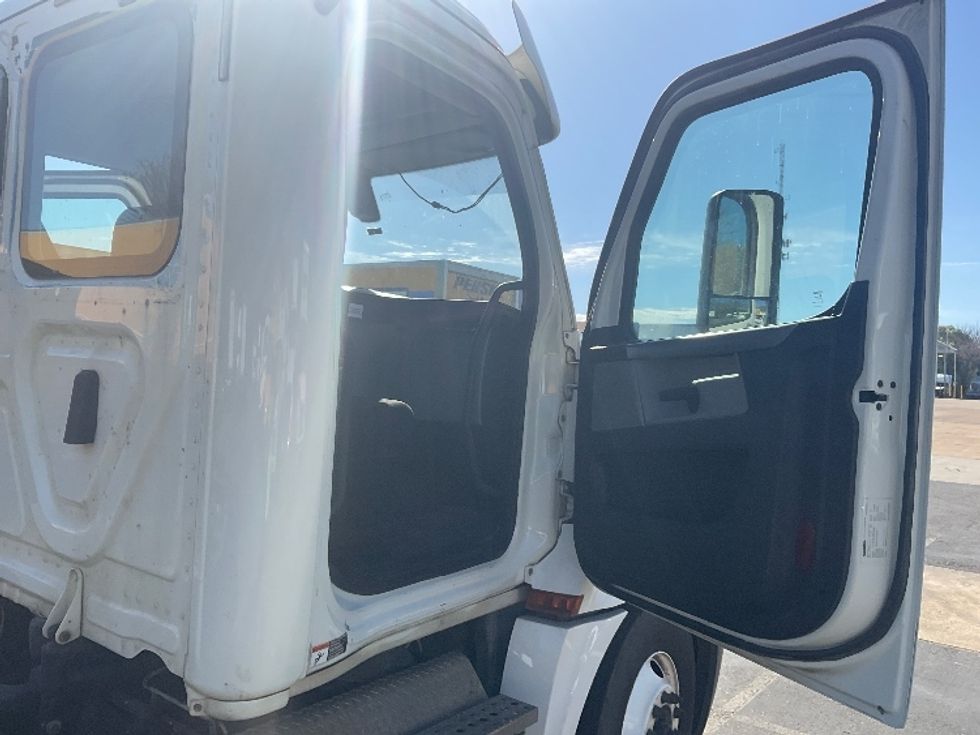 Day Cab Tractor-Heavy Duty Tractors-Freightliner-2019-T12664ST-Memphis-TN-305,821\n\t\tmiles-$ 62,000 - Image 12