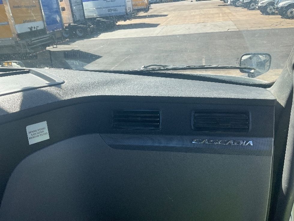 Day Cab Tractor-Heavy Duty Tractors-Freightliner-2019-T12664ST-Memphis-TN-305,821\n\t\tmiles-$ 62,000 - Image 13