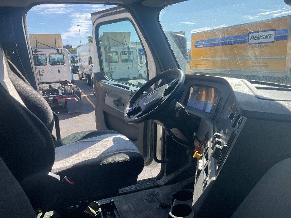 Day Cab Tractor-Heavy Duty Tractors-Freightliner-2019-T12664ST-Memphis-TN-305,821\n\t\tmiles-$ 62,000 - Image 14