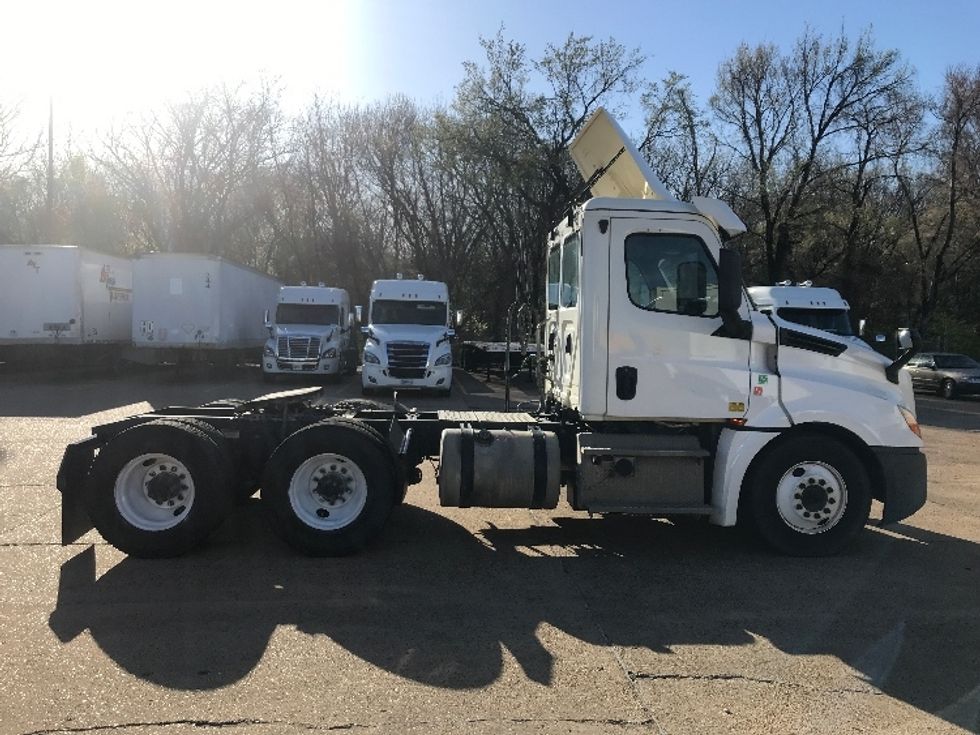 Day Cab Tractor-Heavy Duty Tractors-Freightliner-2019-T12664ST-Memphis-TN-305,821\n\t\tmiles-$ 62,000 - Image 8