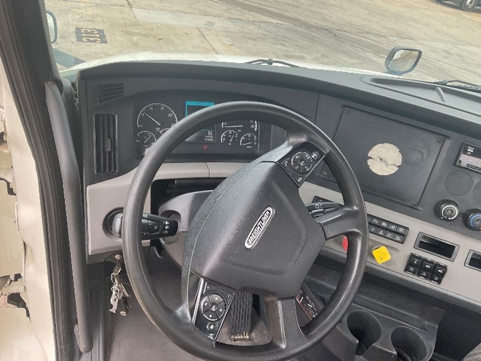 Day Cab Tractor-Heavy Duty Tractors-Freightliner-2019-T12664ST-Memphis-TN-320,616\n\t\tmiles-$ 61,000 - Image 11