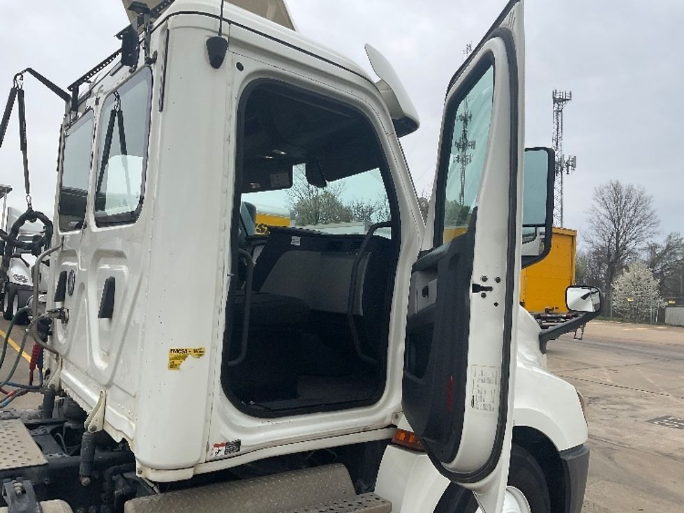 Day Cab Tractor-Heavy Duty Tractors-Freightliner-2019-T12664ST-Memphis-TN-320,616\n\t\tmiles-$ 61,000 - Image 12