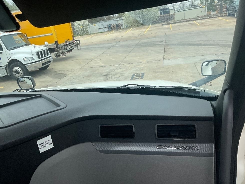 Day Cab Tractor-Heavy Duty Tractors-Freightliner-2019-T12664ST-Memphis-TN-320,616\n\t\tmiles-$ 61,000 - Image 13