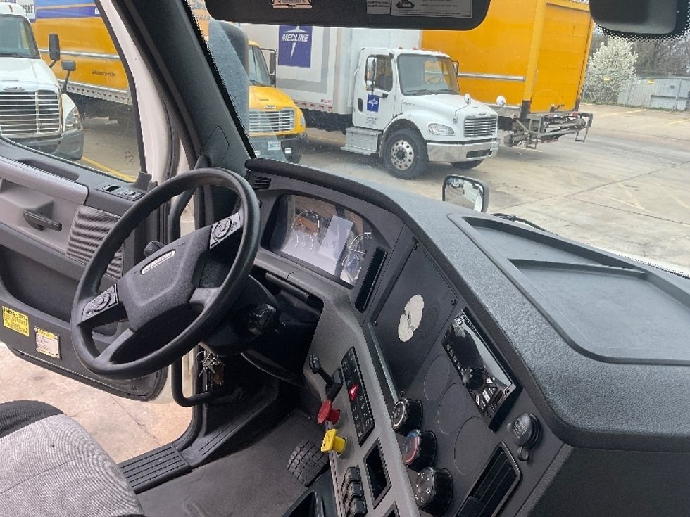 Day Cab Tractor-Heavy Duty Tractors-Freightliner-2019-T12664ST-Memphis-TN-320,616\n\t\tmiles-$ 61,000 - Image 14