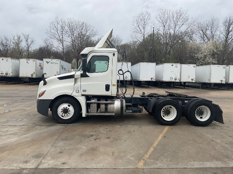Day Cab Tractor-Heavy Duty Tractors-Freightliner-2019-T12664ST-Memphis-TN-320,616\n\t\tmiles-$ 61,000 - Image 4