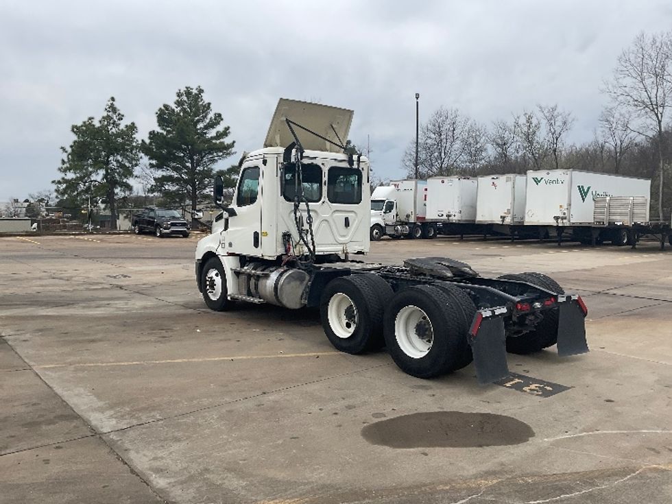 Day Cab Tractor-Heavy Duty Tractors-Freightliner-2019-T12664ST-Memphis-TN-320,616\n\t\tmiles-$ 61,000 - Image 5
