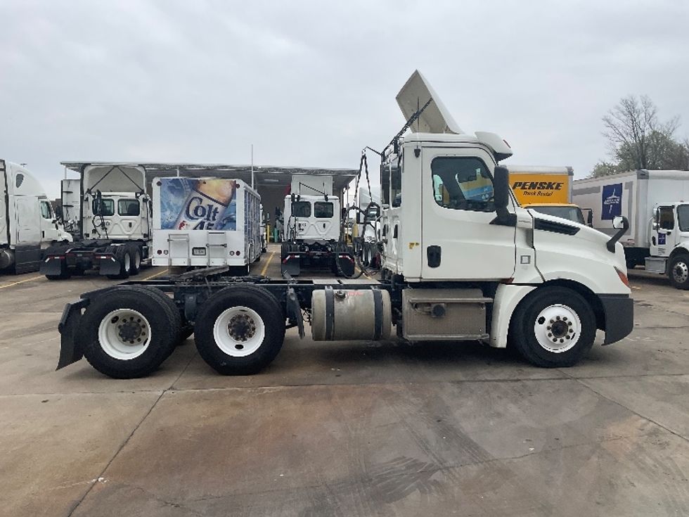 Day Cab Tractor-Heavy Duty Tractors-Freightliner-2019-T12664ST-Memphis-TN-320,616\n\t\tmiles-$ 61,000 - Image 8