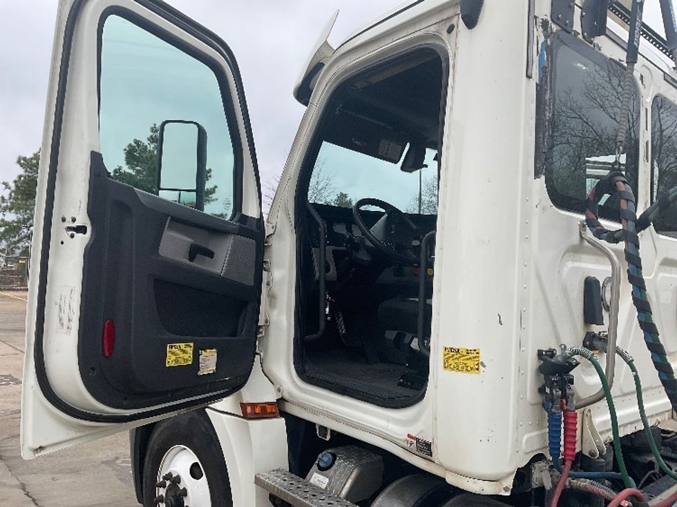 Day Cab Tractor-Heavy Duty Tractors-Freightliner-2019-T12664ST-Memphis-TN-320,616\n\t\tmiles-$ 61,000 - Image 9