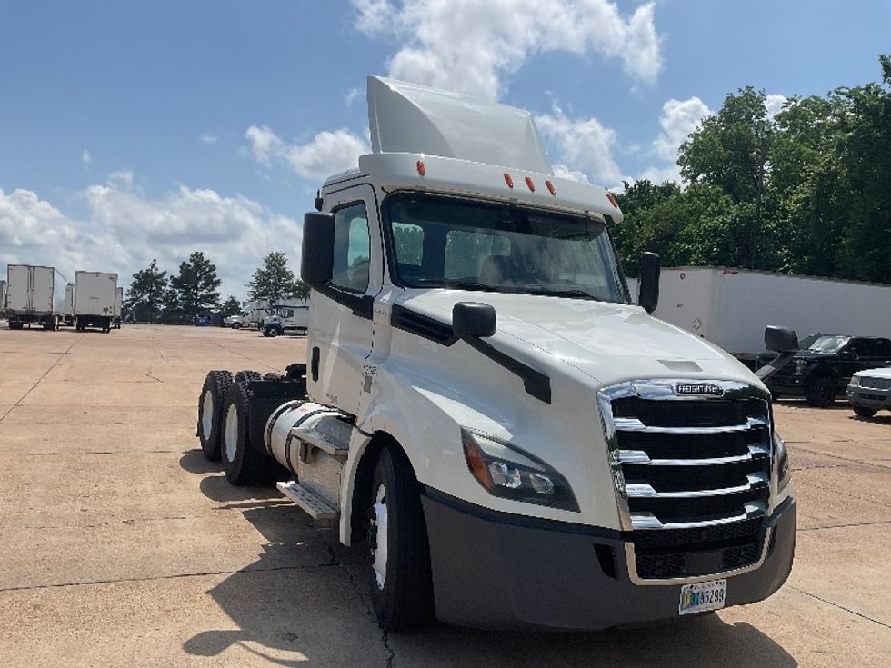 Day Cab Tractor-Heavy Duty Tractors-Freightliner-2019-T12664ST-Memphis-TN-324,271\n\t\tmiles-$ 62,750 - Image 1