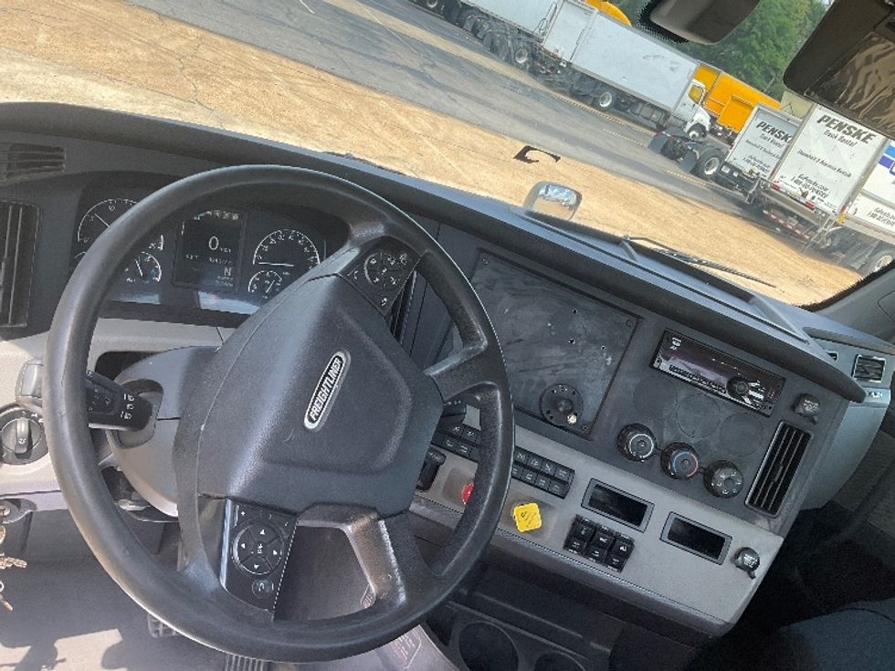 Day Cab Tractor-Heavy Duty Tractors-Freightliner-2019-T12664ST-Memphis-TN-324,271\n\t\tmiles-$ 62,750 - Image 11
