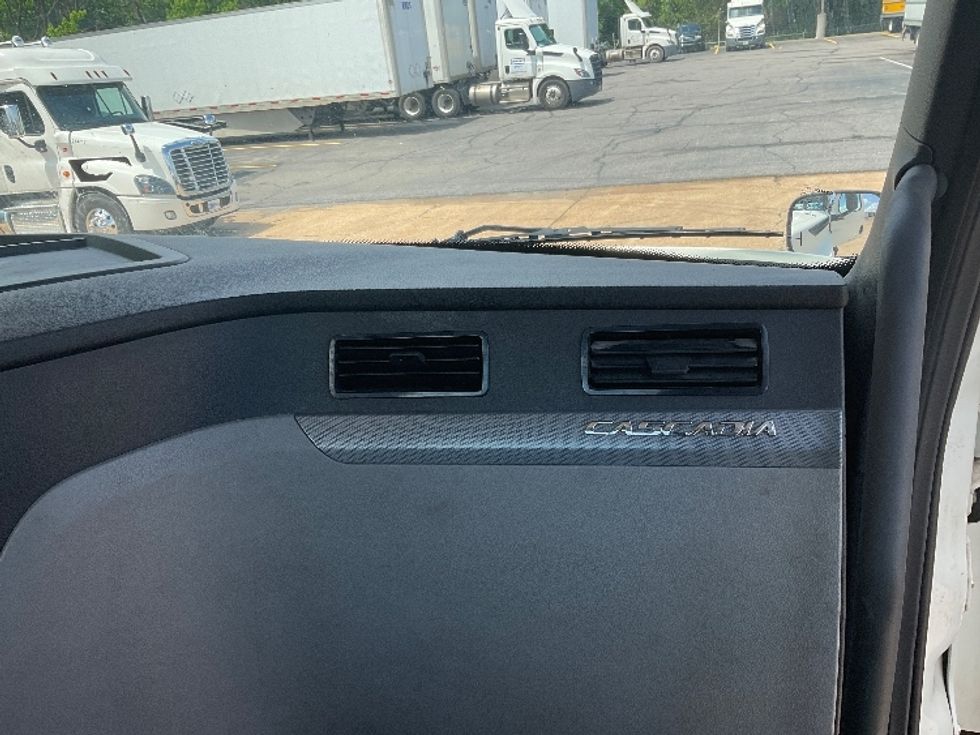 Day Cab Tractor-Heavy Duty Tractors-Freightliner-2019-T12664ST-Memphis-TN-324,271\n\t\tmiles-$ 62,750 - Image 13