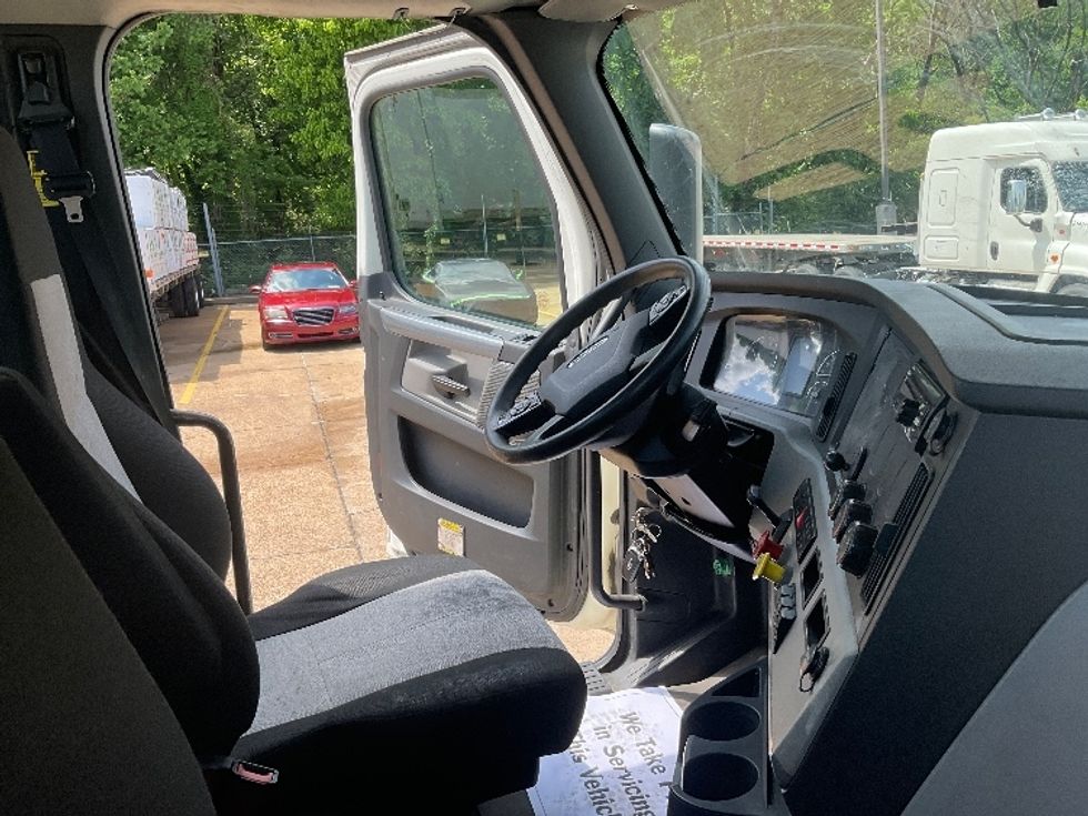 Day Cab Tractor-Heavy Duty Tractors-Freightliner-2019-T12664ST-Memphis-TN-324,271\n\t\tmiles-$ 62,750 - Image 14
