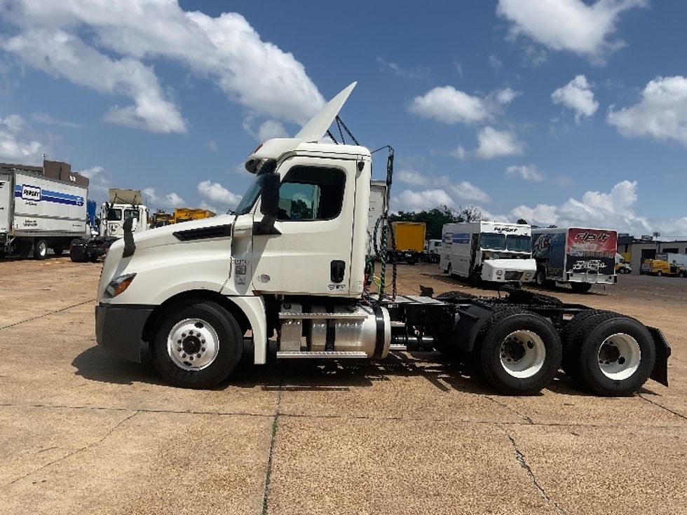 Day Cab Tractor-Heavy Duty Tractors-Freightliner-2019-T12664ST-Memphis-TN-324,271\n\t\tmiles-$ 62,750 - Image 4