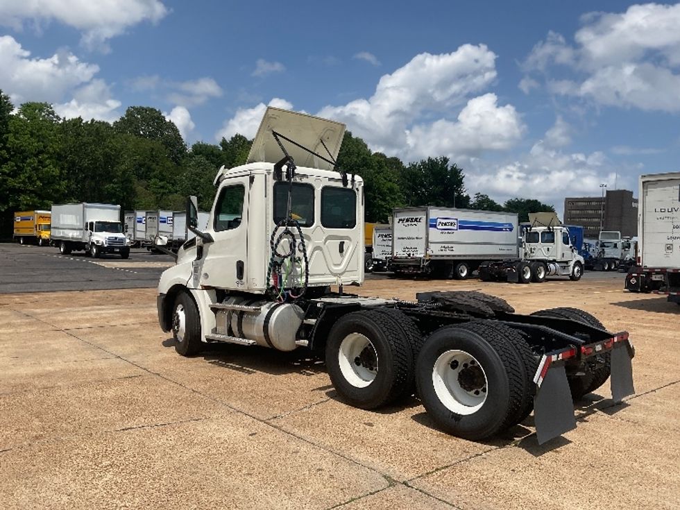 Day Cab Tractor-Heavy Duty Tractors-Freightliner-2019-T12664ST-Memphis-TN-324,271\n\t\tmiles-$ 62,750 - Image 5