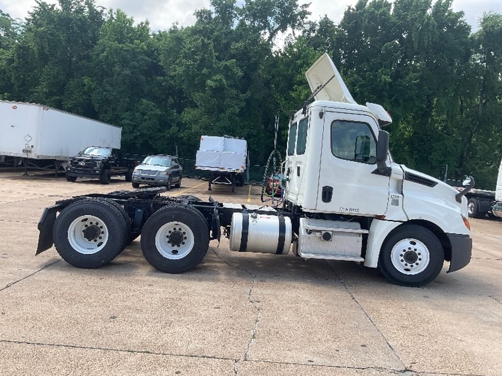 Day Cab Tractor-Heavy Duty Tractors-Freightliner-2019-T12664ST-Memphis-TN-324,271\n\t\tmiles-$ 62,750 - Image 8