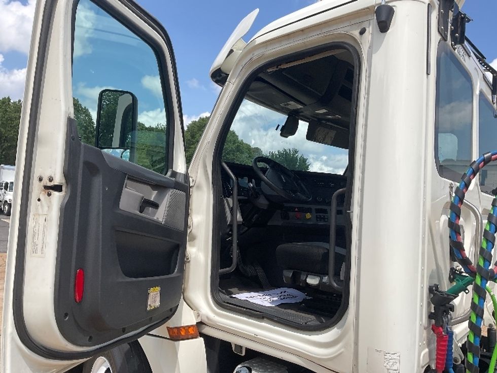Day Cab Tractor-Heavy Duty Tractors-Freightliner-2019-T12664ST-Memphis-TN-324,271\n\t\tmiles-$ 62,750 - Image 9