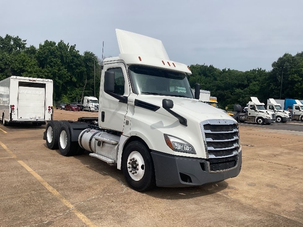 Day Cab Tractor-Heavy Duty Tractors-Freightliner-2019-T12664ST-Memphis-TN-339,972\n\t\tmiles-$ 64,750 - Image 1