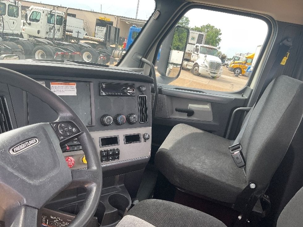 Day Cab Tractor-Heavy Duty Tractors-Freightliner-2019-T12664ST-Memphis-TN-339,972\n\t\tmiles-$ 64,750 - Image 10