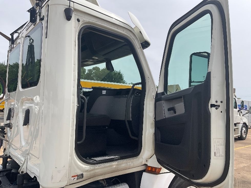 Day Cab Tractor-Heavy Duty Tractors-Freightliner-2019-T12664ST-Memphis-TN-339,972\n\t\tmiles-$ 64,750 - Image 12