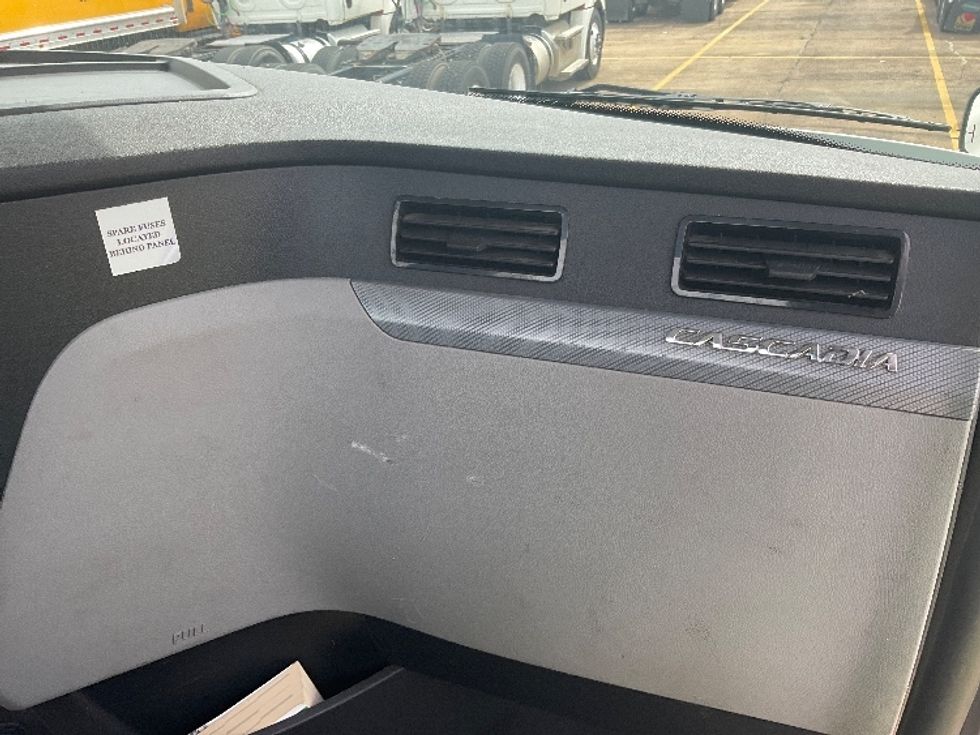 Day Cab Tractor-Heavy Duty Tractors-Freightliner-2019-T12664ST-Memphis-TN-339,972\n\t\tmiles-$ 64,750 - Image 13