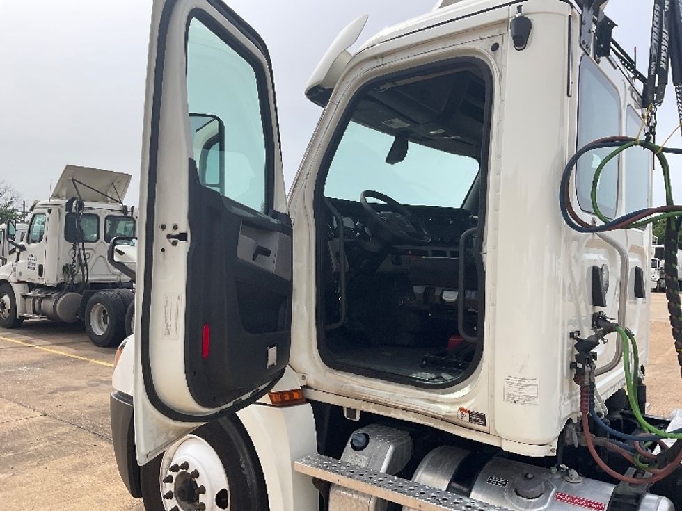 Day Cab Tractor-Heavy Duty Tractors-Freightliner-2019-T12664ST-Memphis-TN-339,972\n\t\tmiles-$ 64,750 - Image 9