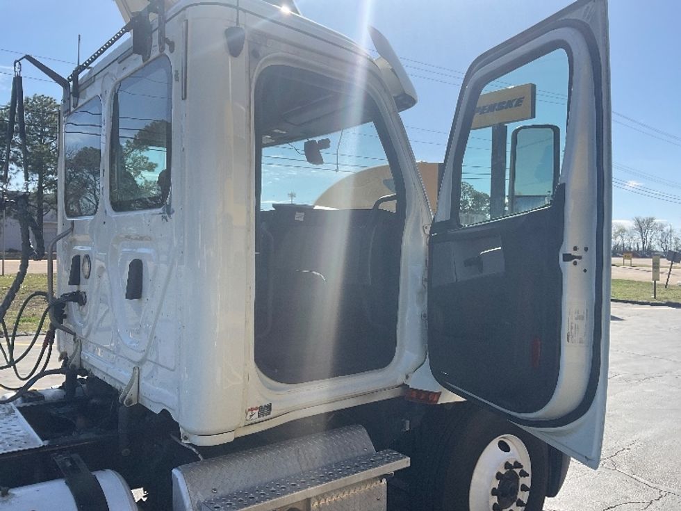 Day Cab Tractor-Heavy Duty Tractors-Freightliner-2019-T12664ST-Memphis-TN-366,022\n\t\tmiles-$ 58,000 - Image 12