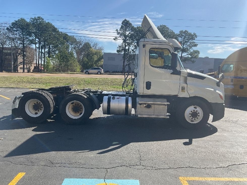 Day Cab Tractor-Heavy Duty Tractors-Freightliner-2019-T12664ST-Memphis-TN-366,022\n\t\tmiles-$ 58,000 - Image 8
