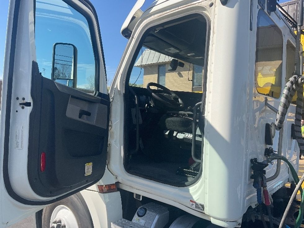 Day Cab Tractor-Heavy Duty Tractors-Freightliner-2019-T12664ST-Memphis-TN-366,022\n\t\tmiles-$ 58,000 - Image 9