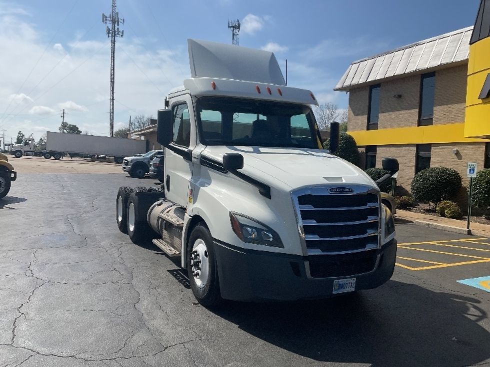 Day Cab Tractor-Heavy Duty Tractors-Freightliner-2019-T12664ST-Memphis-TN-376,556\n\t\tmiles-$ 57,250 - Image 1