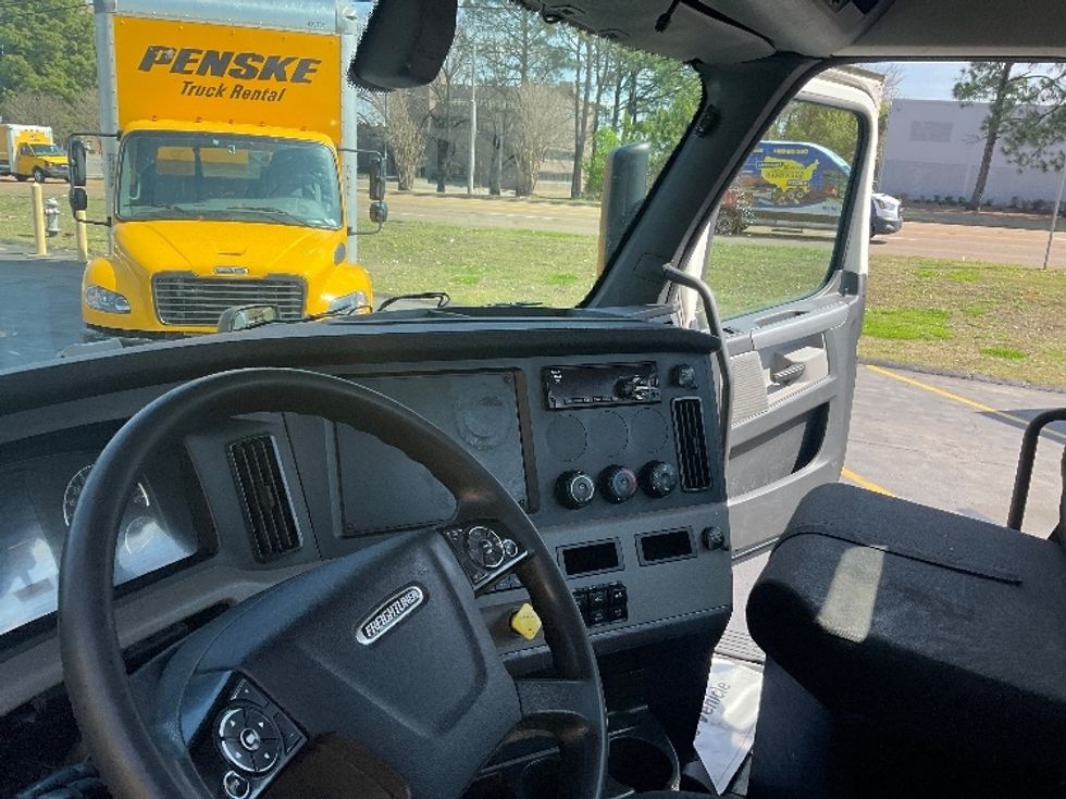 Day Cab Tractor-Heavy Duty Tractors-Freightliner-2019-T12664ST-Memphis-TN-376,556\n\t\tmiles-$ 57,250 - Image 10