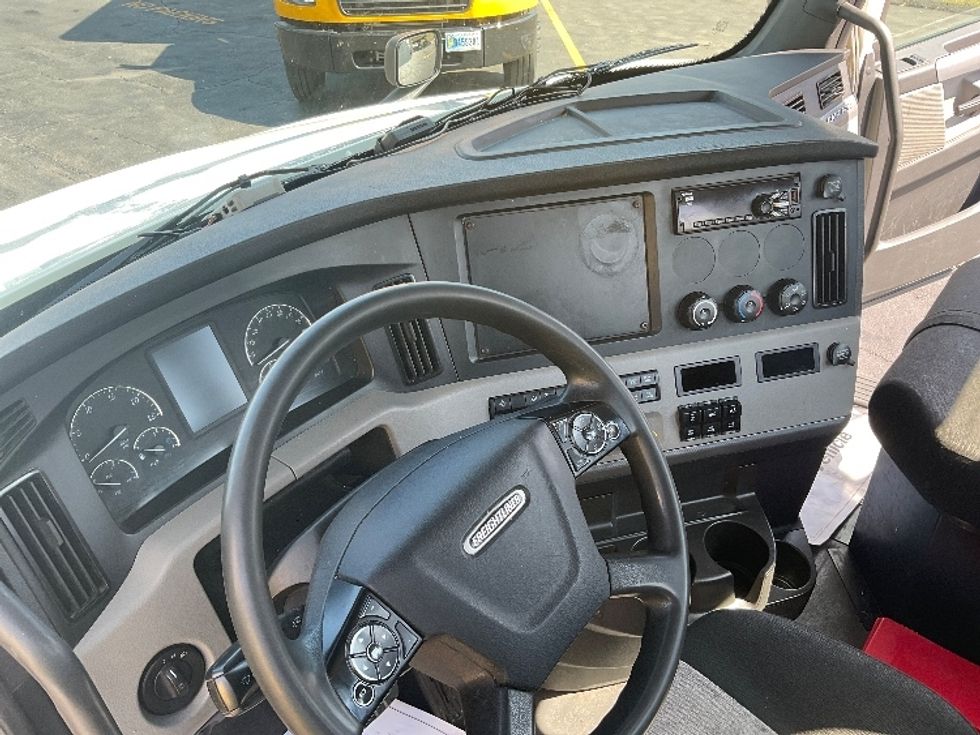 Day Cab Tractor-Heavy Duty Tractors-Freightliner-2019-T12664ST-Memphis-TN-376,556\n\t\tmiles-$ 57,250 - Image 11