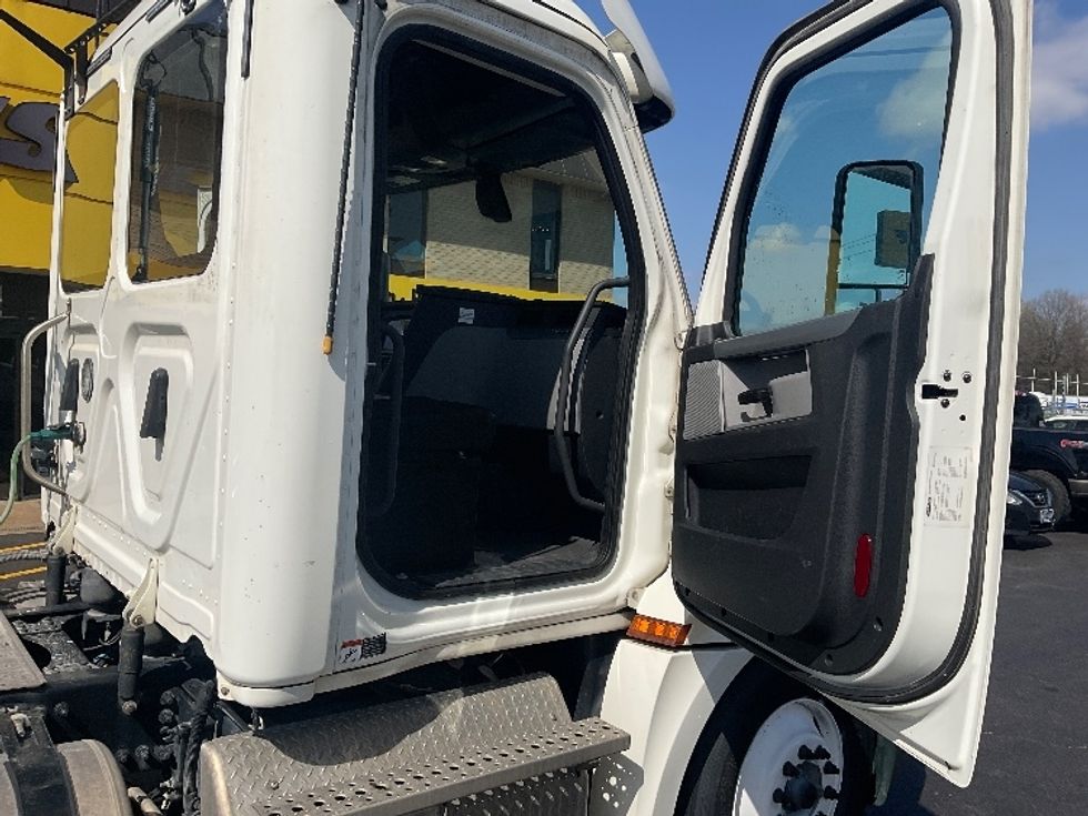 Day Cab Tractor-Heavy Duty Tractors-Freightliner-2019-T12664ST-Memphis-TN-376,556\n\t\tmiles-$ 57,250 - Image 12
