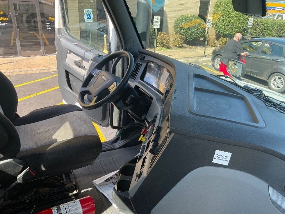 Day Cab Tractor-Heavy Duty Tractors-Freightliner-2019-T12664ST-Memphis-TN-376,556\n\t\tmiles-$ 57,250 - Image 14