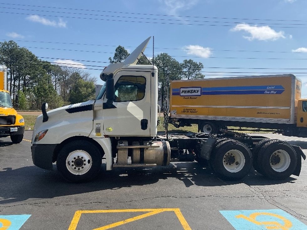 Day Cab Tractor-Heavy Duty Tractors-Freightliner-2019-T12664ST-Memphis-TN-376,556\n\t\tmiles-$ 57,250 - Image 4