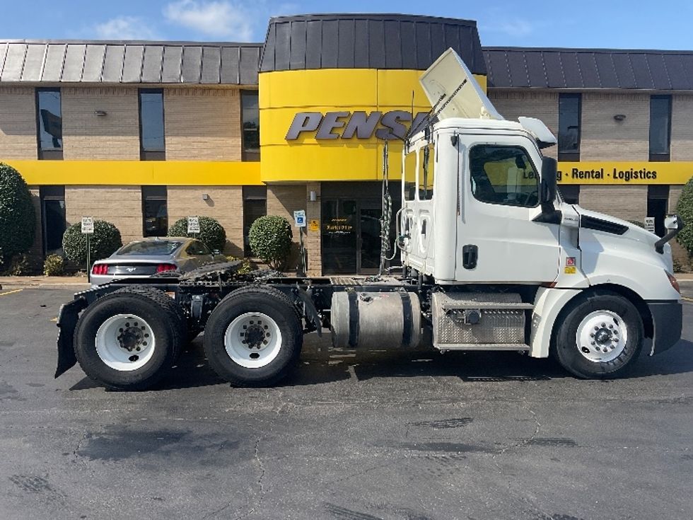 Day Cab Tractor-Heavy Duty Tractors-Freightliner-2019-T12664ST-Memphis-TN-376,556\n\t\tmiles-$ 57,250 - Image 8