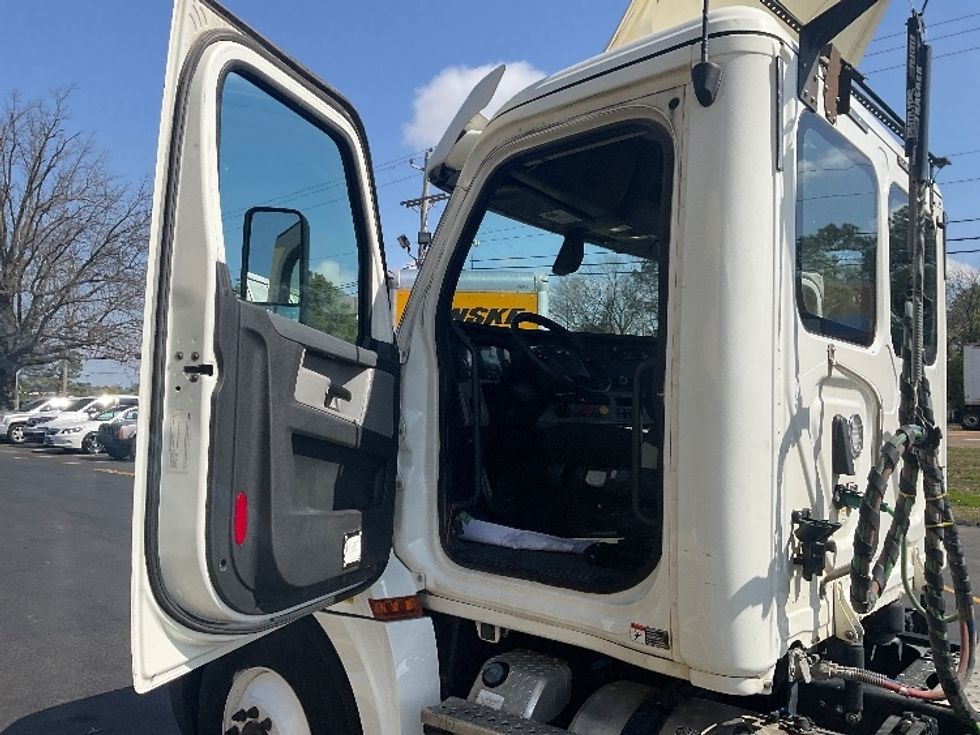 Day Cab Tractor-Heavy Duty Tractors-Freightliner-2019-T12664ST-Memphis-TN-376,556\n\t\tmiles-$ 57,250 - Image 9