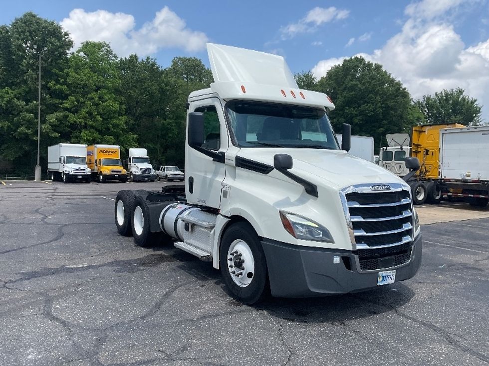 Day Cab Tractor-Heavy Duty Tractors-Freightliner-2019-T12664ST-Memphis-TN-381,227\n\t\tmiles-$ 59,000 - Image 1