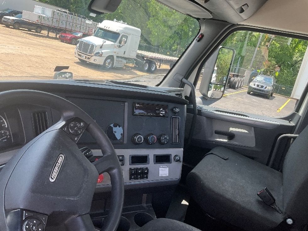 Day Cab Tractor-Heavy Duty Tractors-Freightliner-2019-T12664ST-Memphis-TN-381,227\n\t\tmiles-$ 59,000 - Image 10