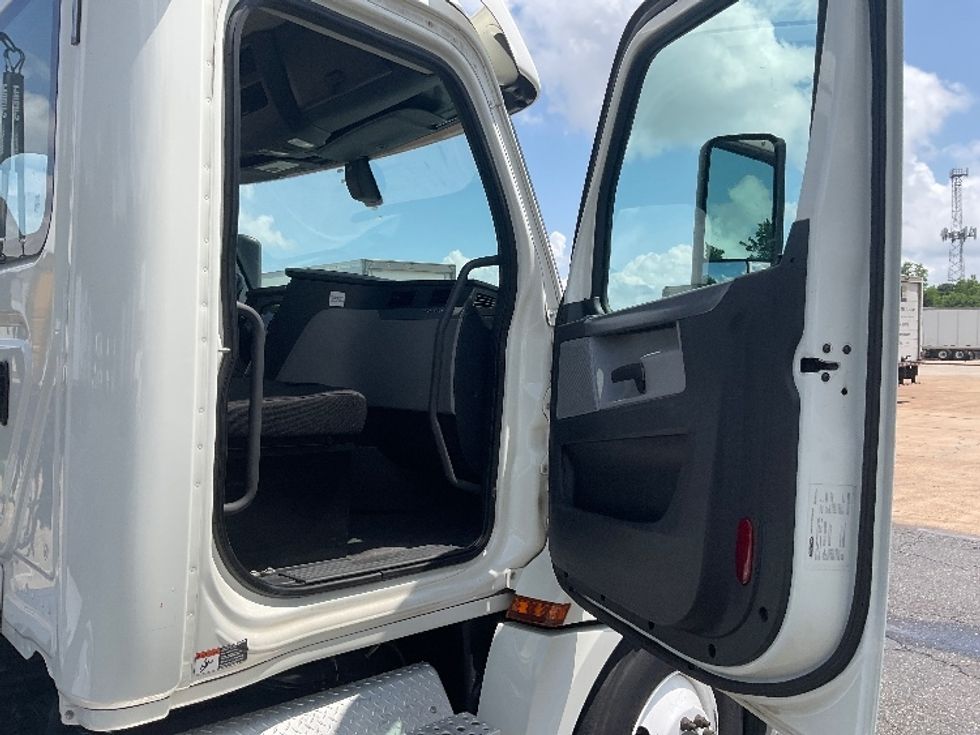 Day Cab Tractor-Heavy Duty Tractors-Freightliner-2019-T12664ST-Memphis-TN-381,227\n\t\tmiles-$ 59,000 - Image 11