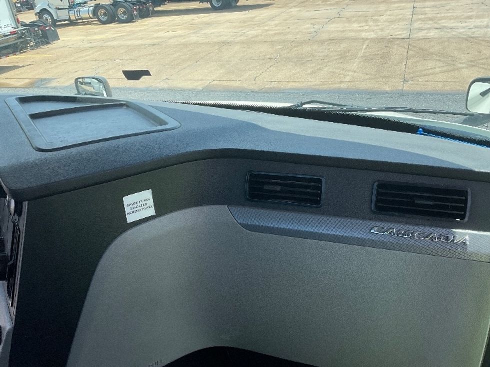 Day Cab Tractor-Heavy Duty Tractors-Freightliner-2019-T12664ST-Memphis-TN-381,227\n\t\tmiles-$ 59,000 - Image 12