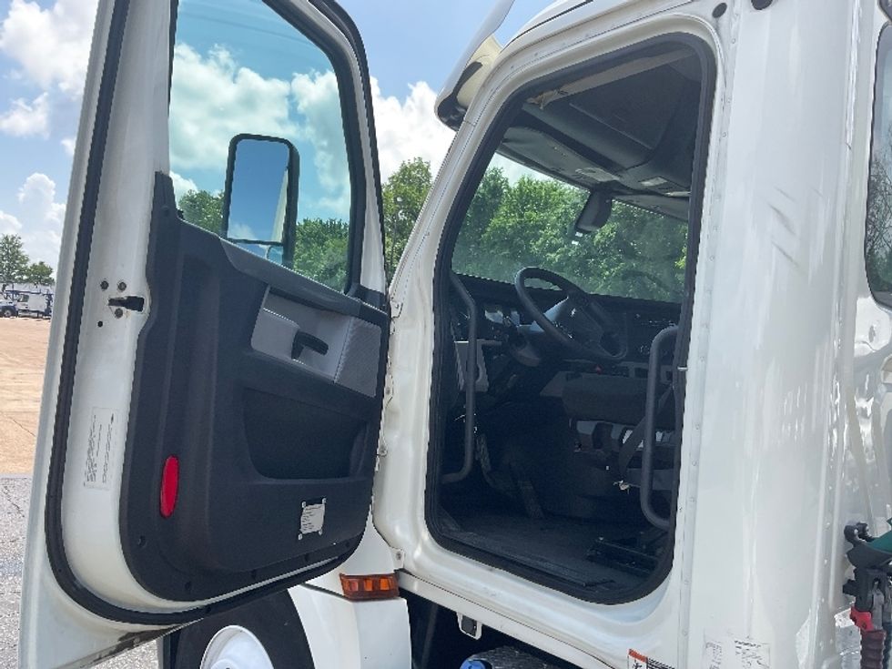 Day Cab Tractor-Heavy Duty Tractors-Freightliner-2019-T12664ST-Memphis-TN-381,227\n\t\tmiles-$ 59,000 - Image 9