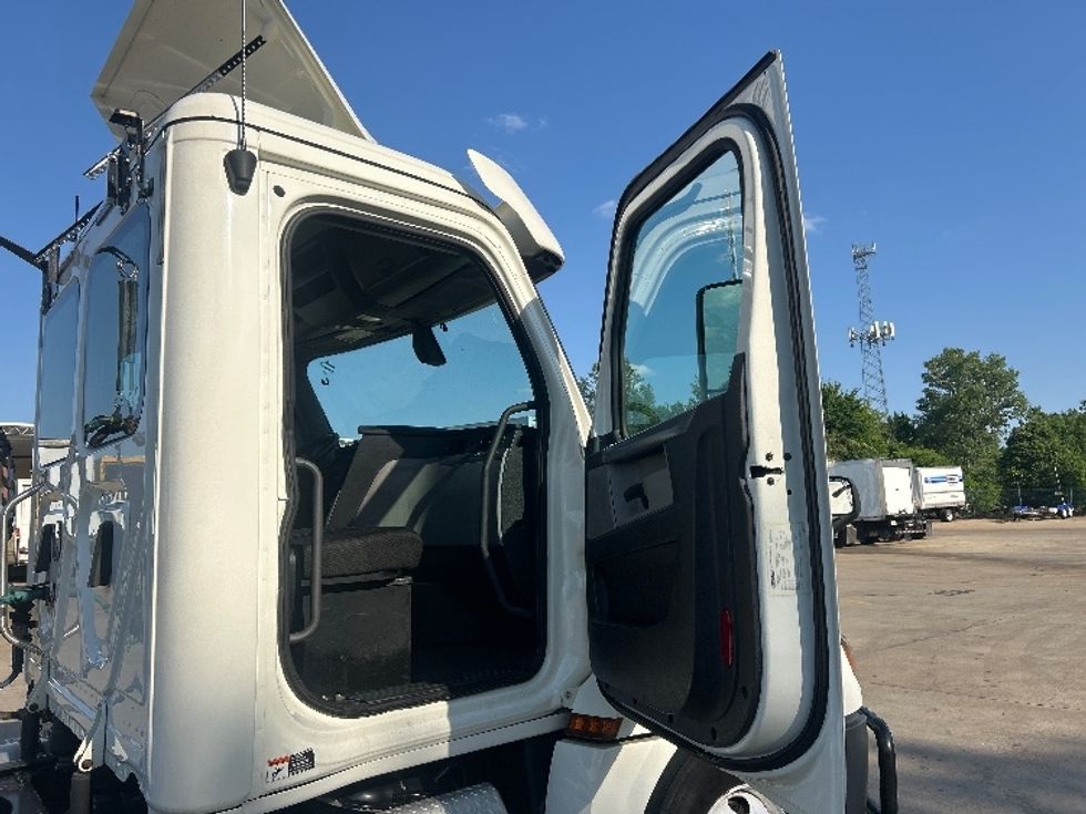Day Cab Tractor-Heavy Duty Tractors-Freightliner-2019-T12664ST-Memphis-TN-406,819\n\t\tmiles-$ 41,000 - Image 12