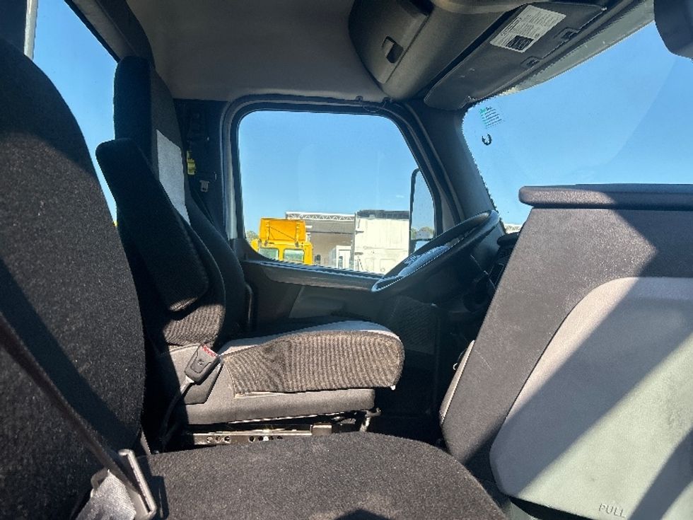 Day Cab Tractor-Heavy Duty Tractors-Freightliner-2019-T12664ST-Memphis-TN-406,819\n\t\tmiles-$ 41,000 - Image 14