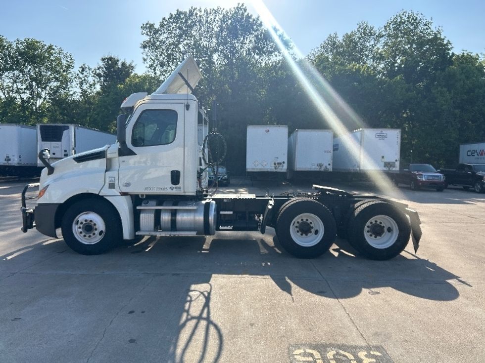 Day Cab Tractor-Heavy Duty Tractors-Freightliner-2019-T12664ST-Memphis-TN-406,819\n\t\tmiles-$ 41,000 - Image 4