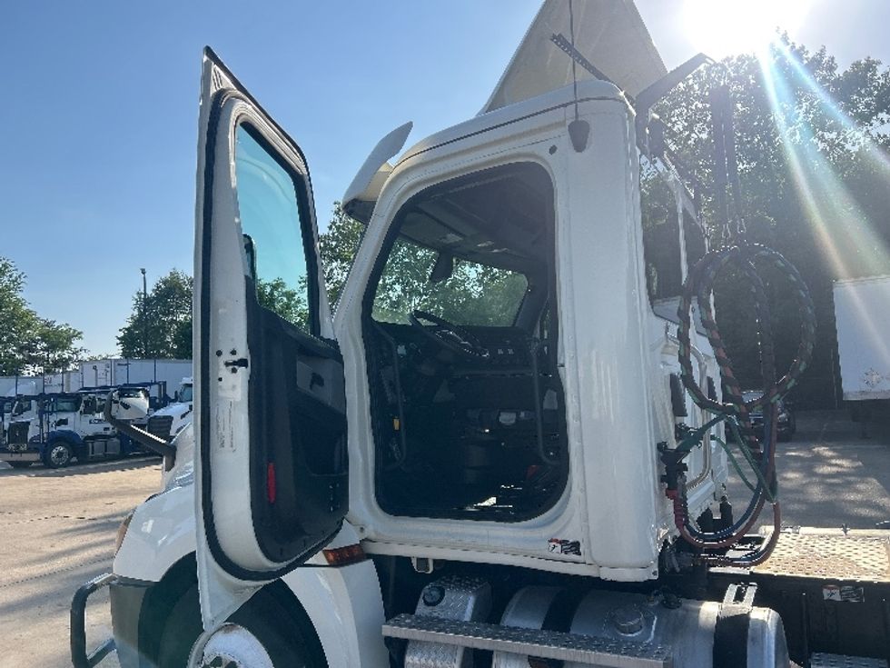 Day Cab Tractor-Heavy Duty Tractors-Freightliner-2019-T12664ST-Memphis-TN-406,819\n\t\tmiles-$ 41,000 - Image 9
