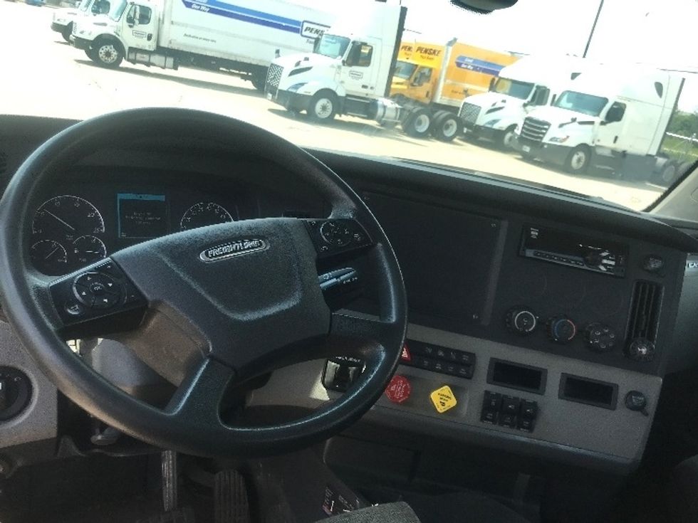 Day Cab Tractor-Heavy Duty Tractors-Freightliner-2019-T12664ST-Middlefield-OH-209,336\n\t\tmiles-$ 51,250 - Image 11